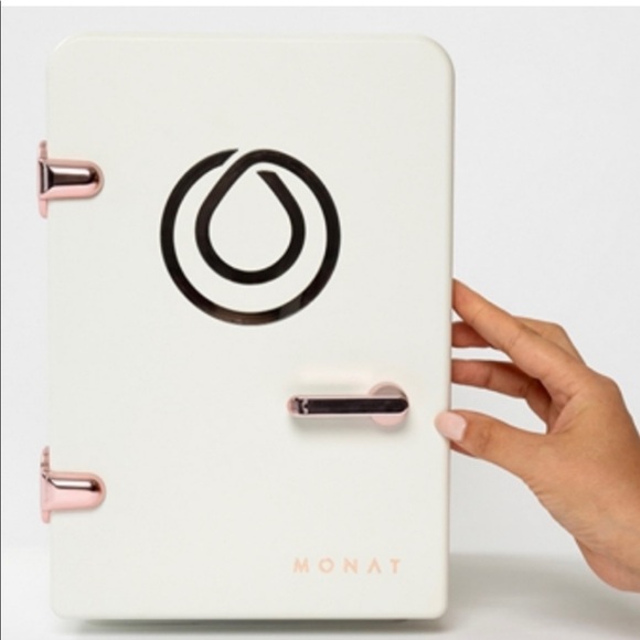 💕SOLD💕 Monat Skincare Mini Beauty Fridge - Picture 2 of 8